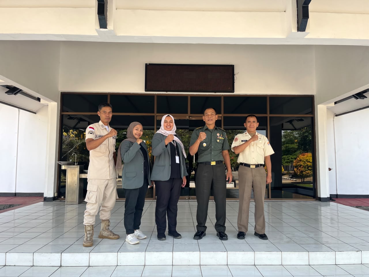 Perpustakaan Unjaya Implementasikan Kerja Sama Dengan Perpustakaan Akmil Melalui Kunjungan Dan Hibah Buku